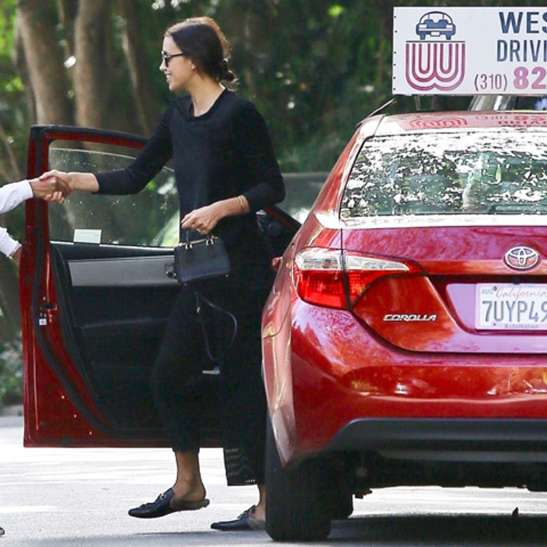 ¿Puede conducir así? Irina Shayk, la alumna con más estilo de la autoescuela