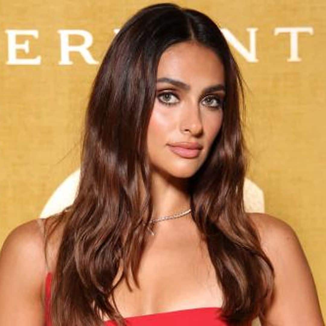 Renata Notni lleva la bolsa roja más ‘chic’ de la temporada