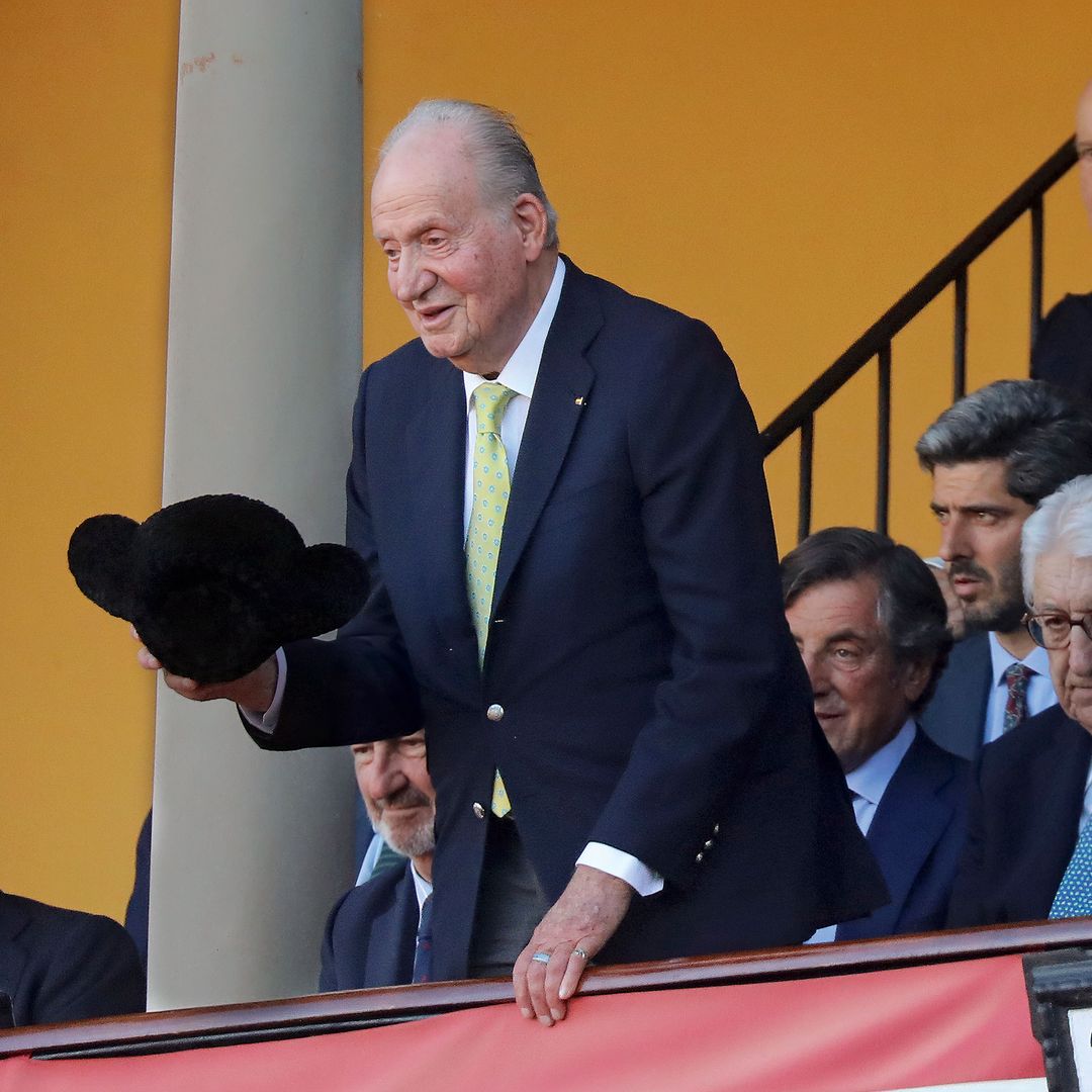 Don Juan Carlos con la montera que le lanzó Morante de la Puebla durante el espectáculo de Sevilla