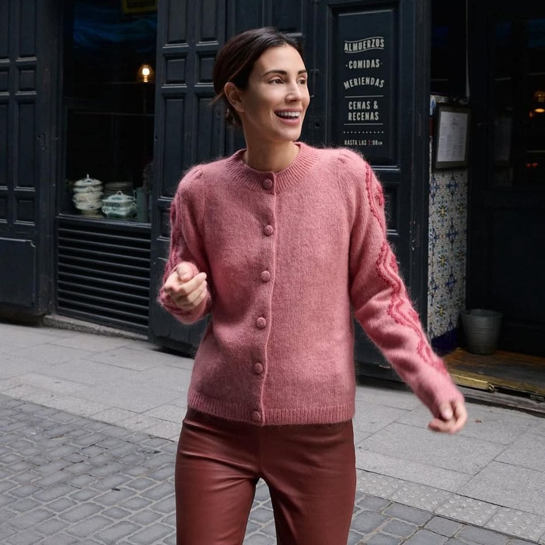 Si siempre llevas bailarinas, este truco con pantalones de cuero cambiará tus looks por completo (palabra de Sassa de Osma)