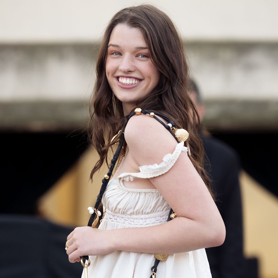 El imparable éxito de Ever Anderson (18), hija de Milla Jovovich: de ser Wendy con Peter Pan a embajadora del lujo