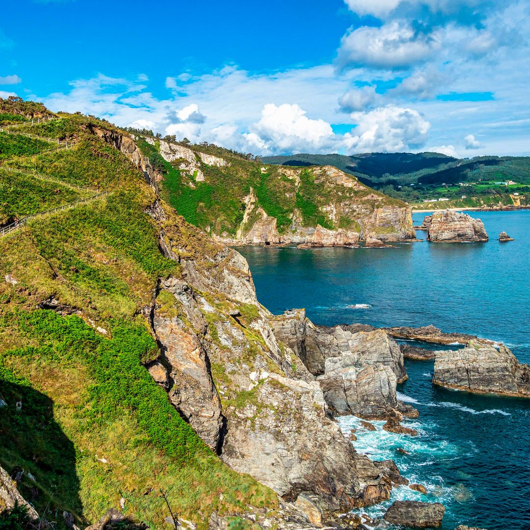 5 senderos costeros en Galicia para caminar junto al mar con vistas infinitas y pequeñas calas