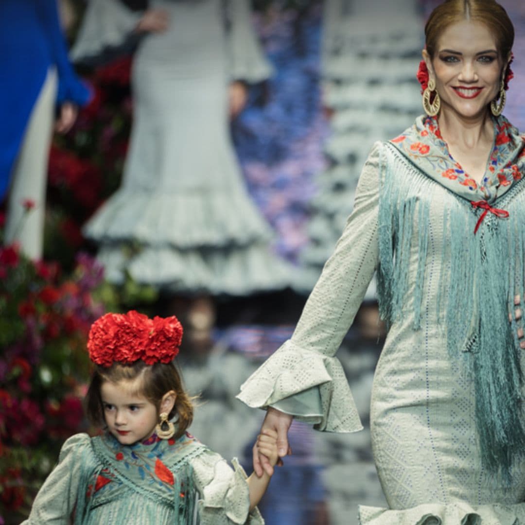 La niña de Beatriz Trapote y Víctor Janeiro debuta sobre la pasarela ante el orgullo de sus padres y sus hermanos