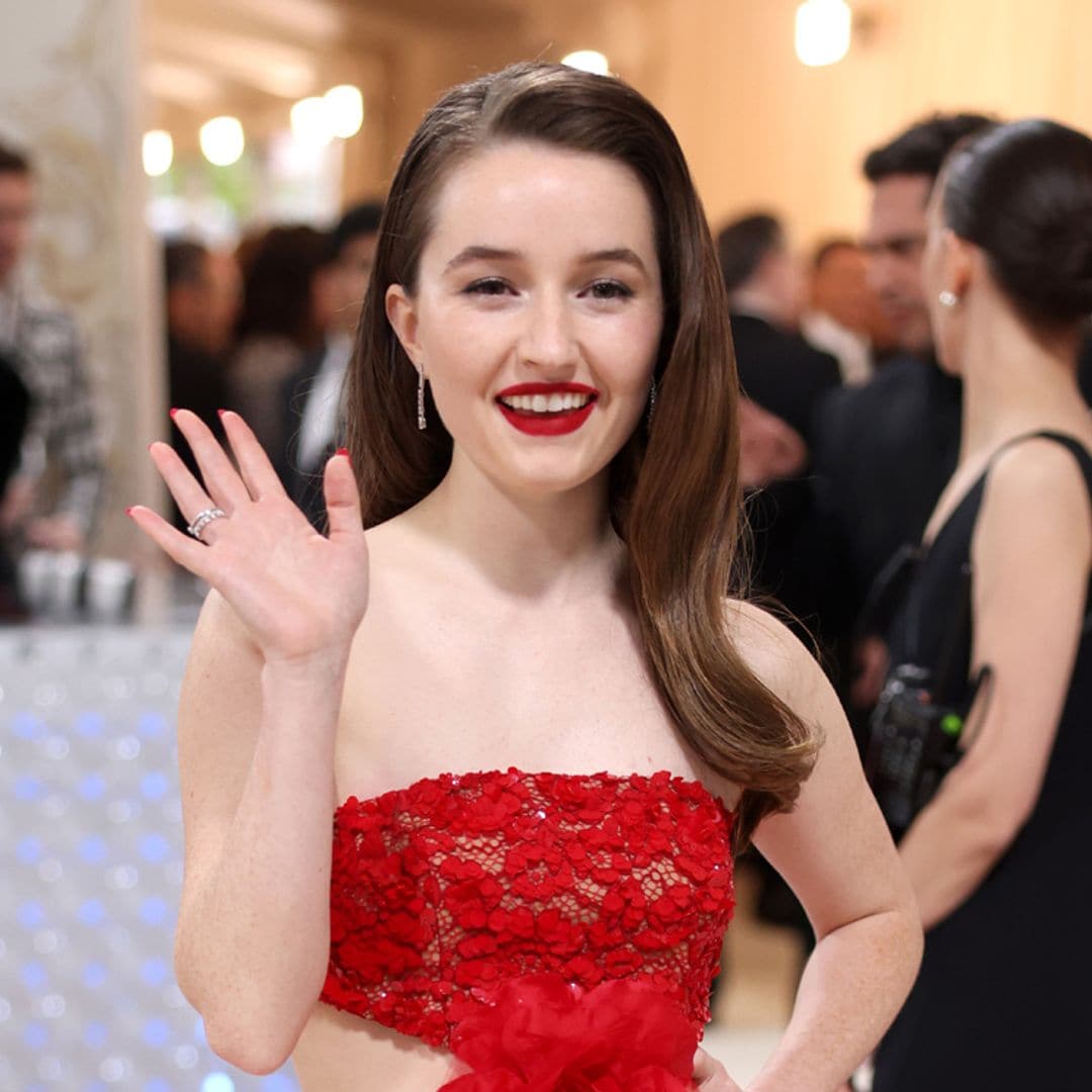 El armario de invitada en rojo y rosa de la actriz Kaitlyn Dever, pura inspiración festiva