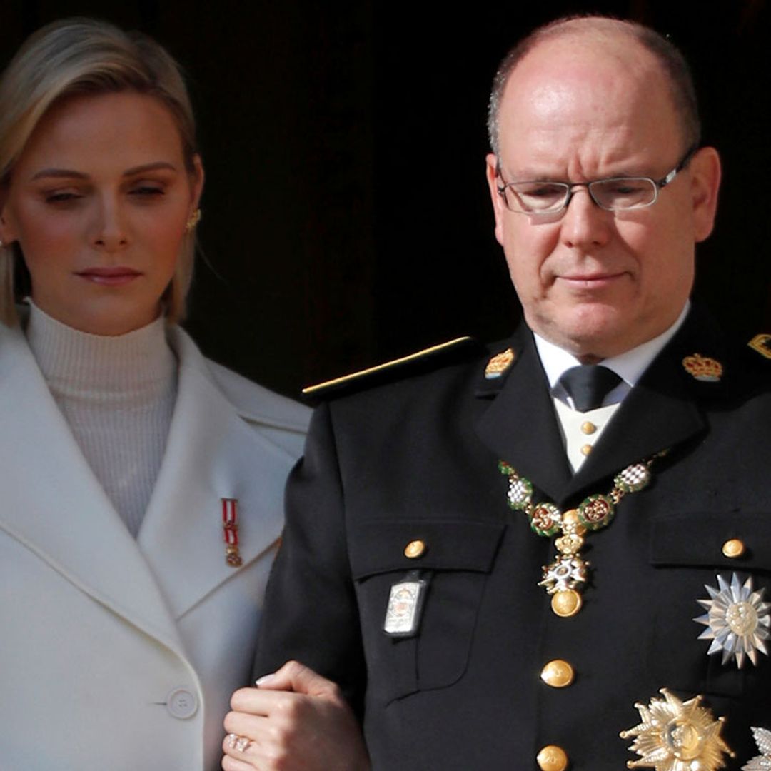 Alberto de Mónaco se emociona y es reconfortado por Charlene durante el homenaje a su madre, Grace Kelly