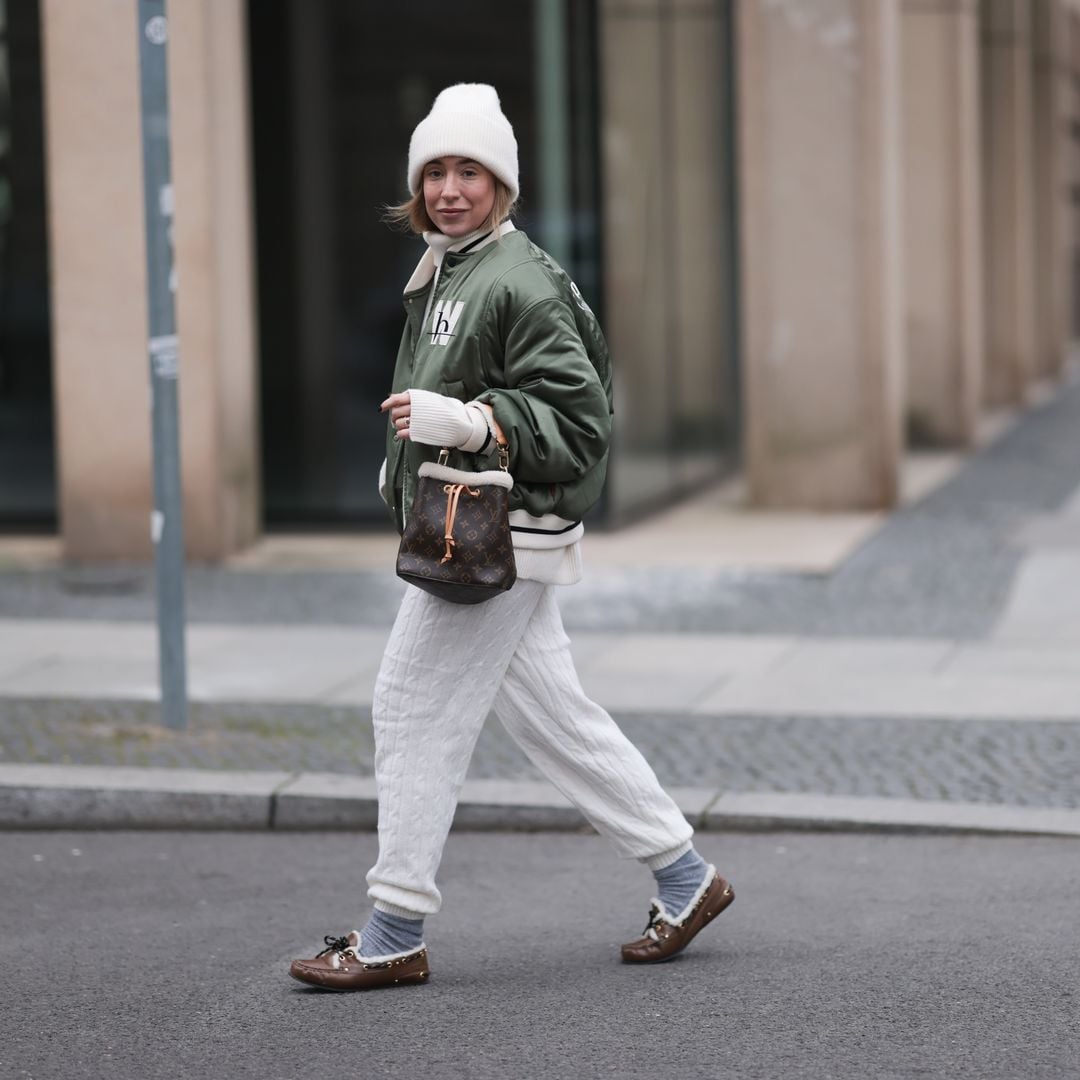 Náuticos de borrego con pantalón de punto y bomber