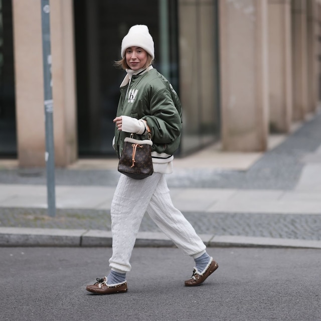 Náuticos de borrego con pantalón de punto y bomber