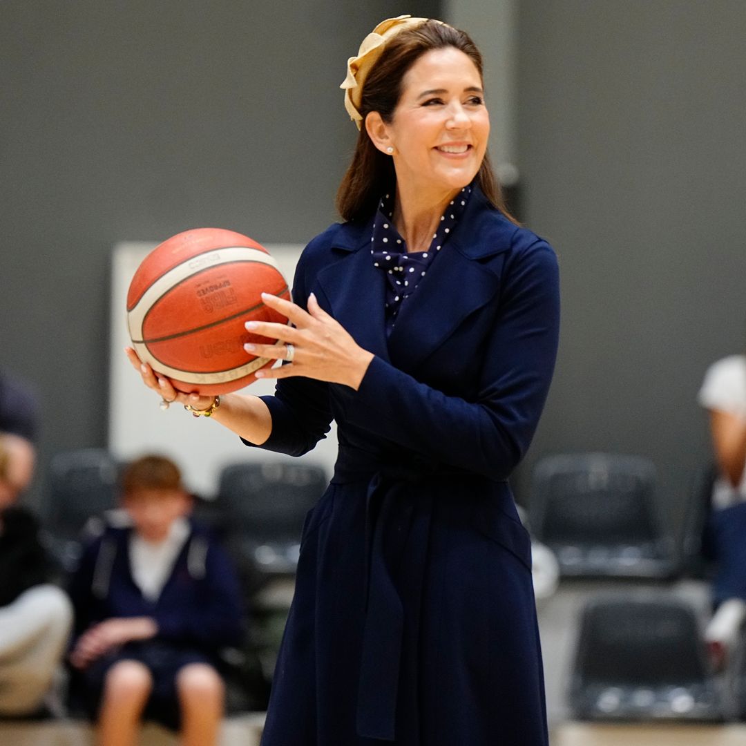 Ni zapatillas ni ropa deportiva: Mary de Dinamarca juega al baloncesto con el look que nadie esperaba con vestido de lunares y tocado familiar