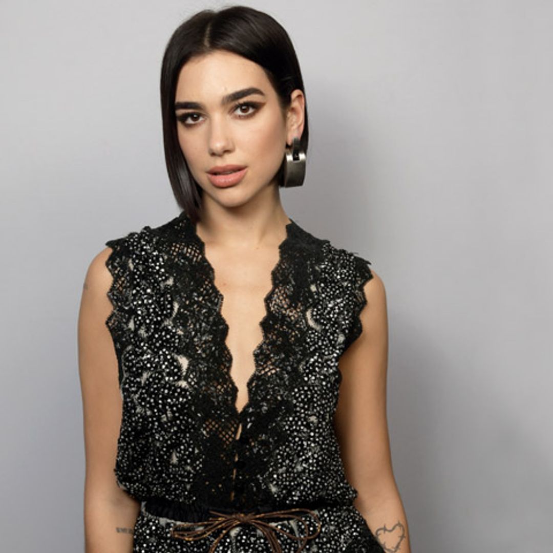 El mono con truco que conecta a Dua Lipa con Alicia Vikander