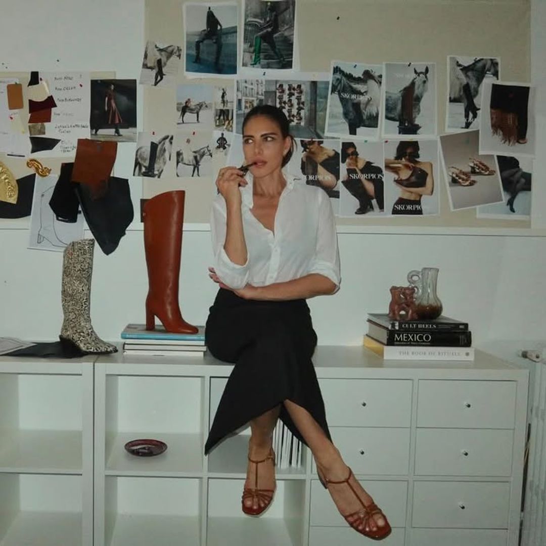 Adriana abascal con fala midi, camisa blanca y sandalias de tiras
