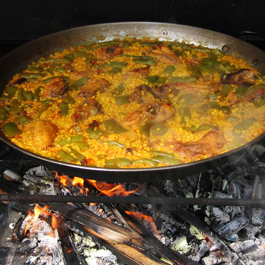 Paella valencia a la leña