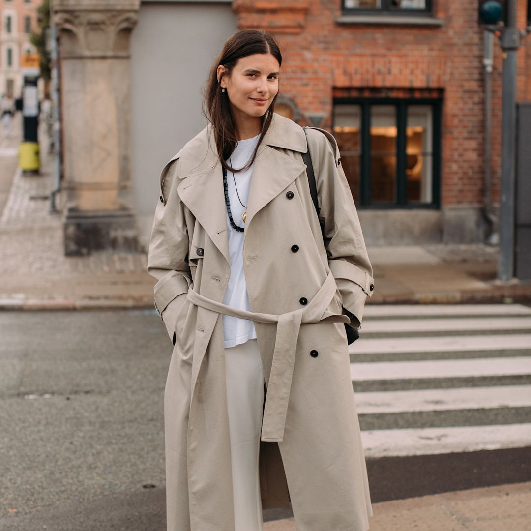 Look con gabardina