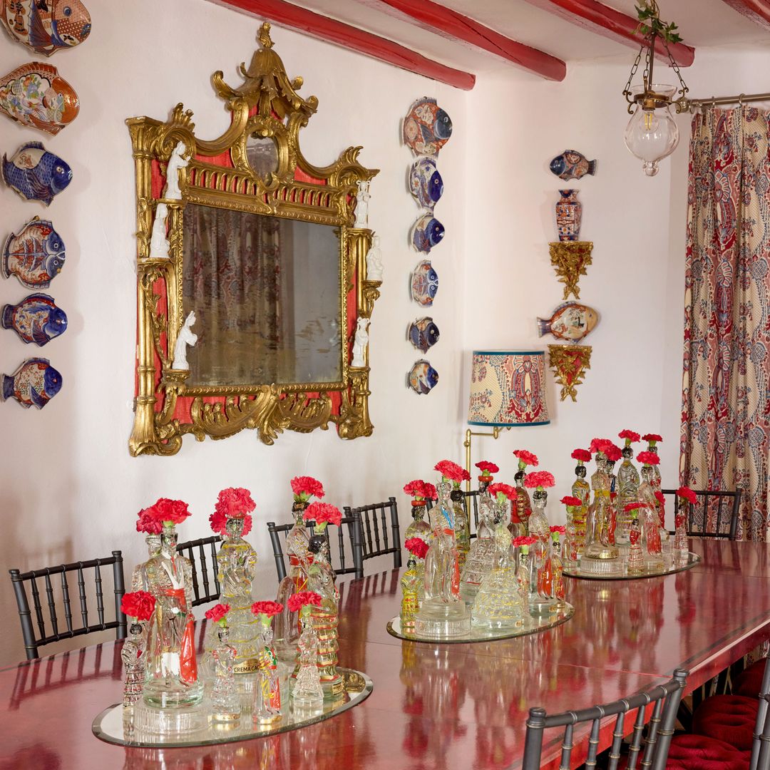 El comedor, en tonos rojizos 