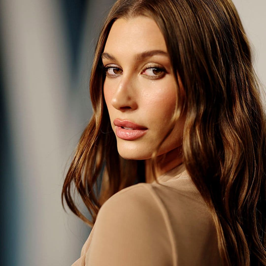 Hailey Bieber desvela el secreto del maquillaje 'efecto volumen' de sus labios