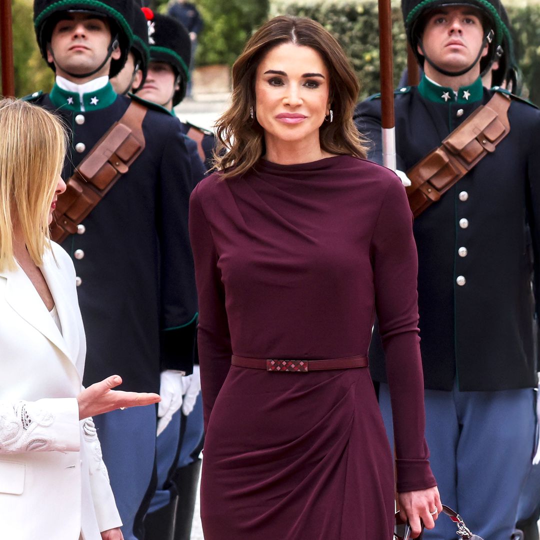 Rania de Jordania estrena en Roma un bolso recién sacado de la pasarela con un favorecedor vestido burdeos