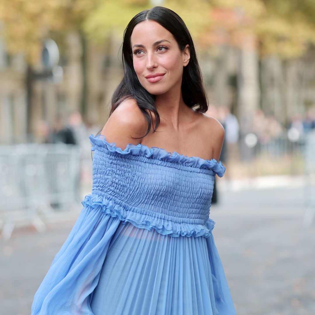 Inés de Ramón acapara todas las miradas en la Semana de la Moda de París con un vestido bohemio, botas altas y un bolso joya
