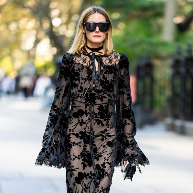 Plano medio de Olivia Palermo con vestido estampado de encaje