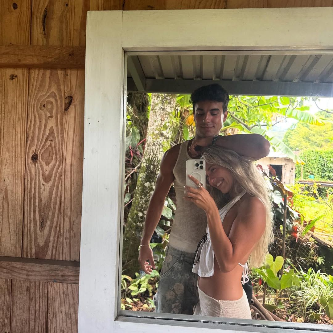 Aventura, playa y mucho baile: las imágenes de Ana Mena en sus vacaciones con la familia Casas