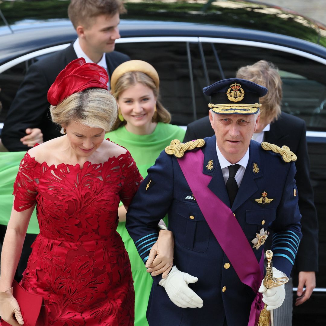 La princesa Elisabeth de Bélgica, ajena a la polémica de Trump con su universidad, acude con sus 3 hermanos al Día Nacional