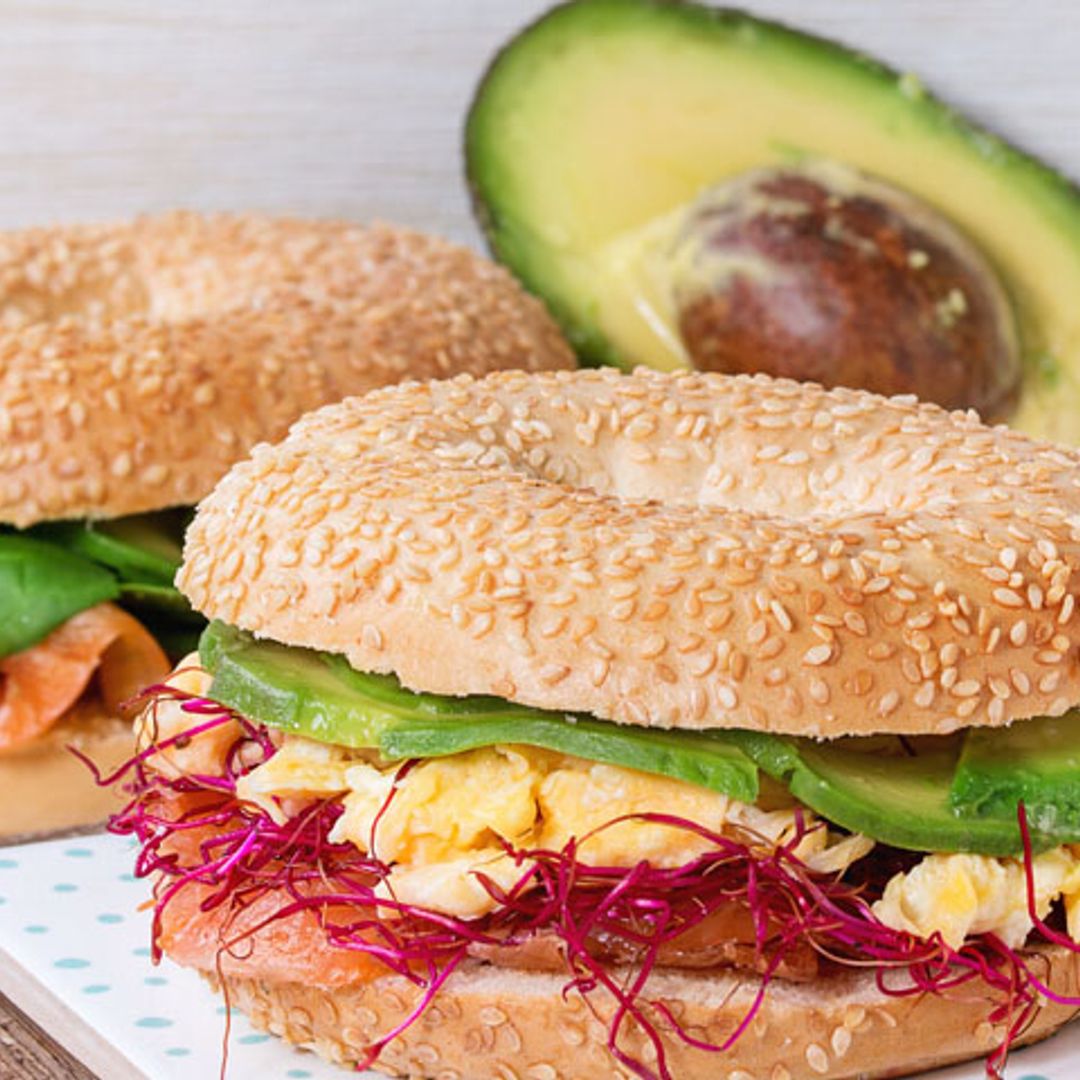 'Bagel' de huevos revueltos con salmón ahumado y aguacate
