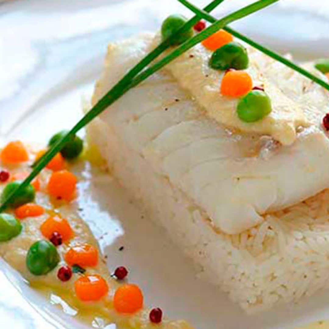 Taco de bacalao sobre cama de arroz y verduras