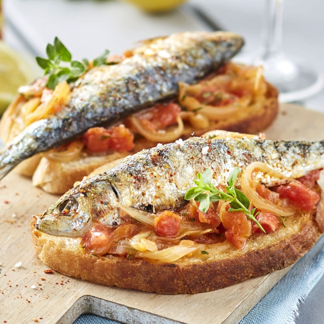 Tostas de sardinas con tomate y cebolla