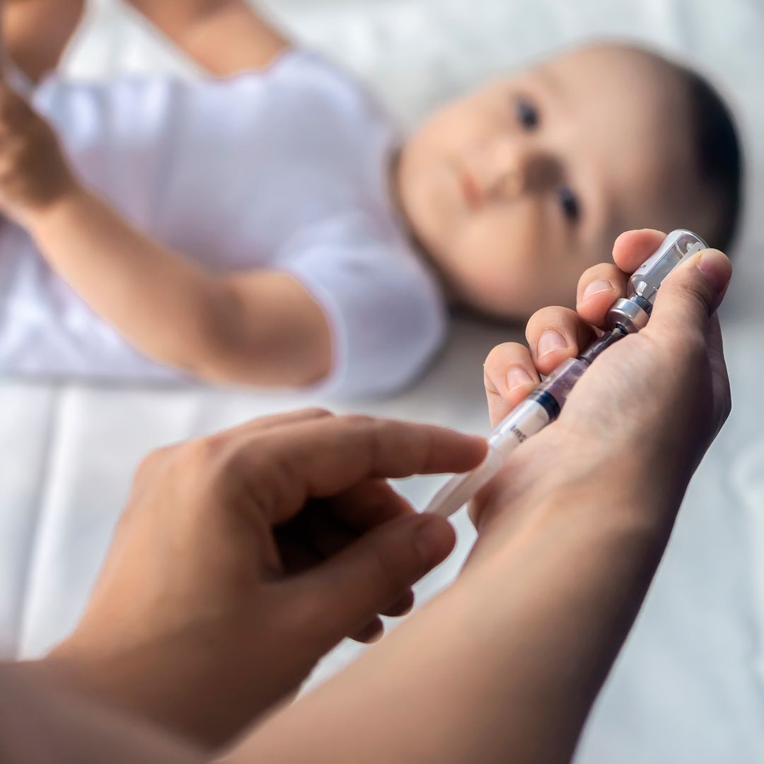 Vacuna contra el virus respiratorio sincitial: qué bebés y qué embarazadas deben ponérsela