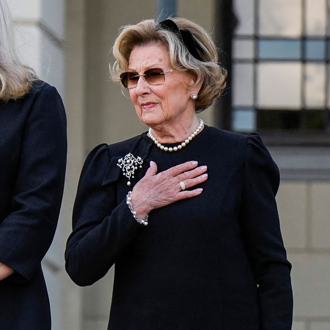 La reina Sonia rinde homenaje a Harald V en su última despedida con un histórico broche que llegó a sus manos por amor
