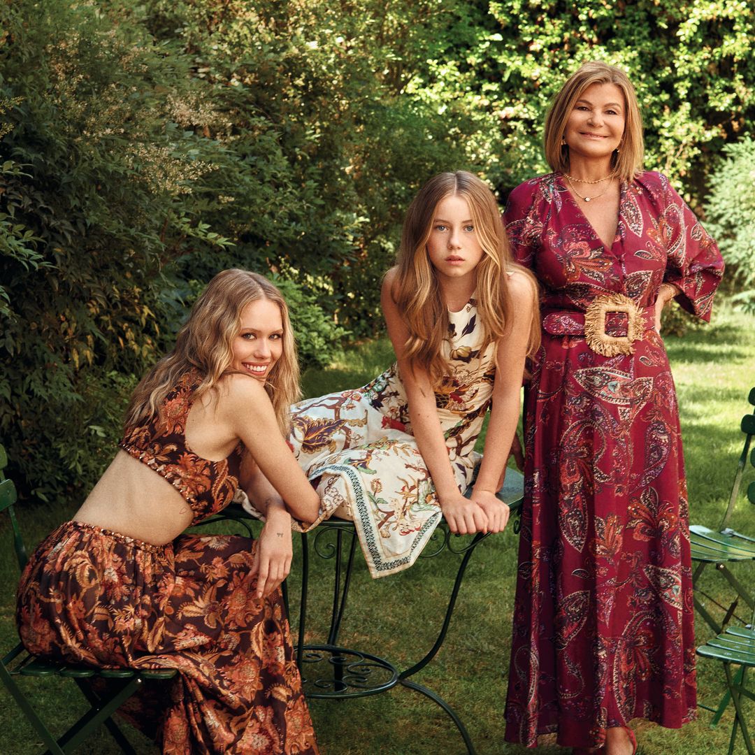 Cari Lapique, junto a su nieta MiniCari y su sobrina Almudena —hija de su hermano Manolo—, en un posado excepcional: resiliencia, moda y el arte de sanar entre tules y alta costura. Como nos dice Almudena: "Creo que una de las cosas más bonitas de nuestra familia es que sabemos estar mal cuando toca, pero también reírnos muchísimo, incluso en los momentos difíciles"