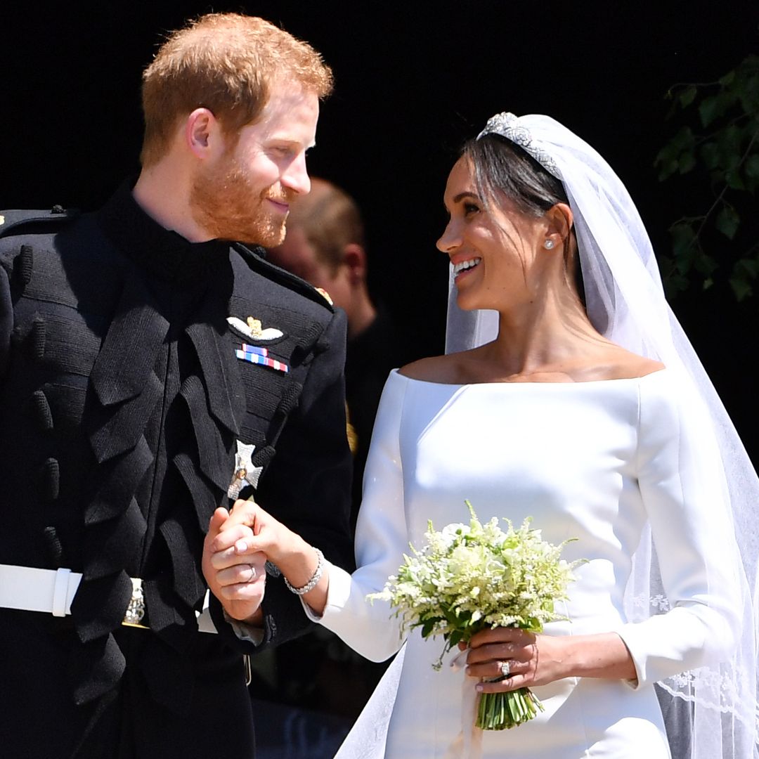 5 velos de novias famosas con mensajes bordados: de la promesa de amor de Hailey Bieber a la dedicatoria de Meghan Markle