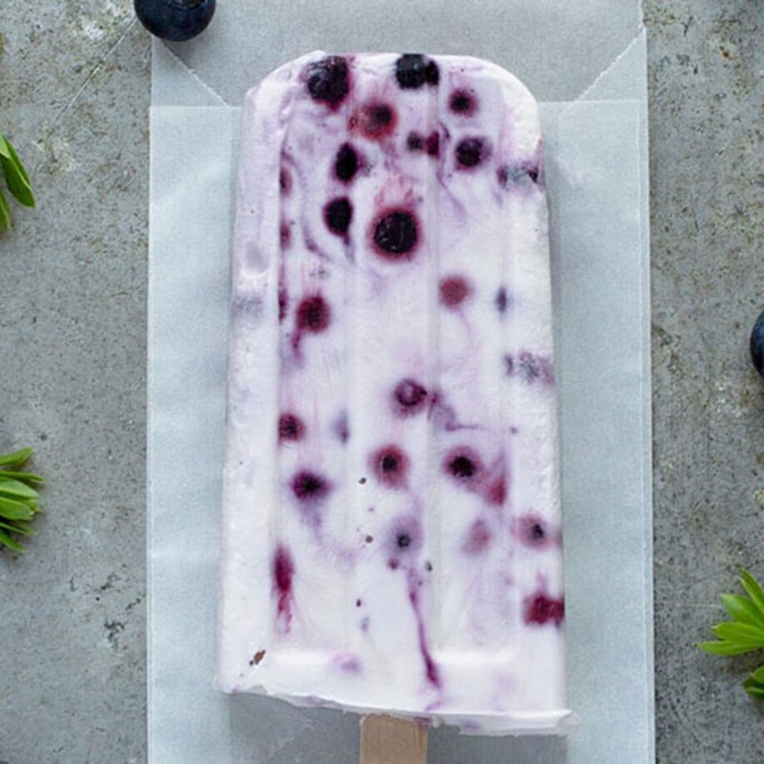 Polos de yogur con arándanos