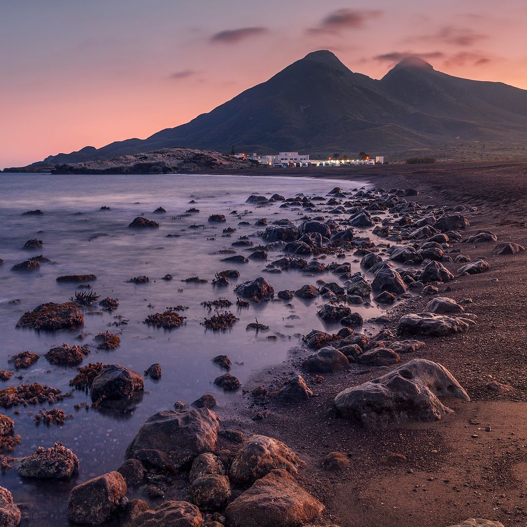 Atardecer en la playa de Los Escullos, en el Parque Natural y Reserva de la Biosfera, Cabo de Gata-Níjar