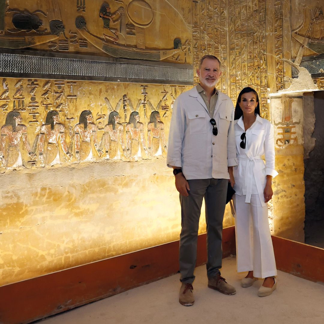 Los Reyes posando en el interior de la tumba KV17, de Seti I, labrada con jeroglíficos que cuentan historias de dioses y faraones. Las nuevas tecnologías led permiten sacar el 99 por ciento del color y se pueden ver mejor que en el Antiguo Egipto