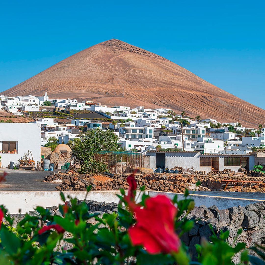 Tías, el pueblo costero de Lanzarote que nos han descubierto Tomás Páramo y María G. de Jaime
