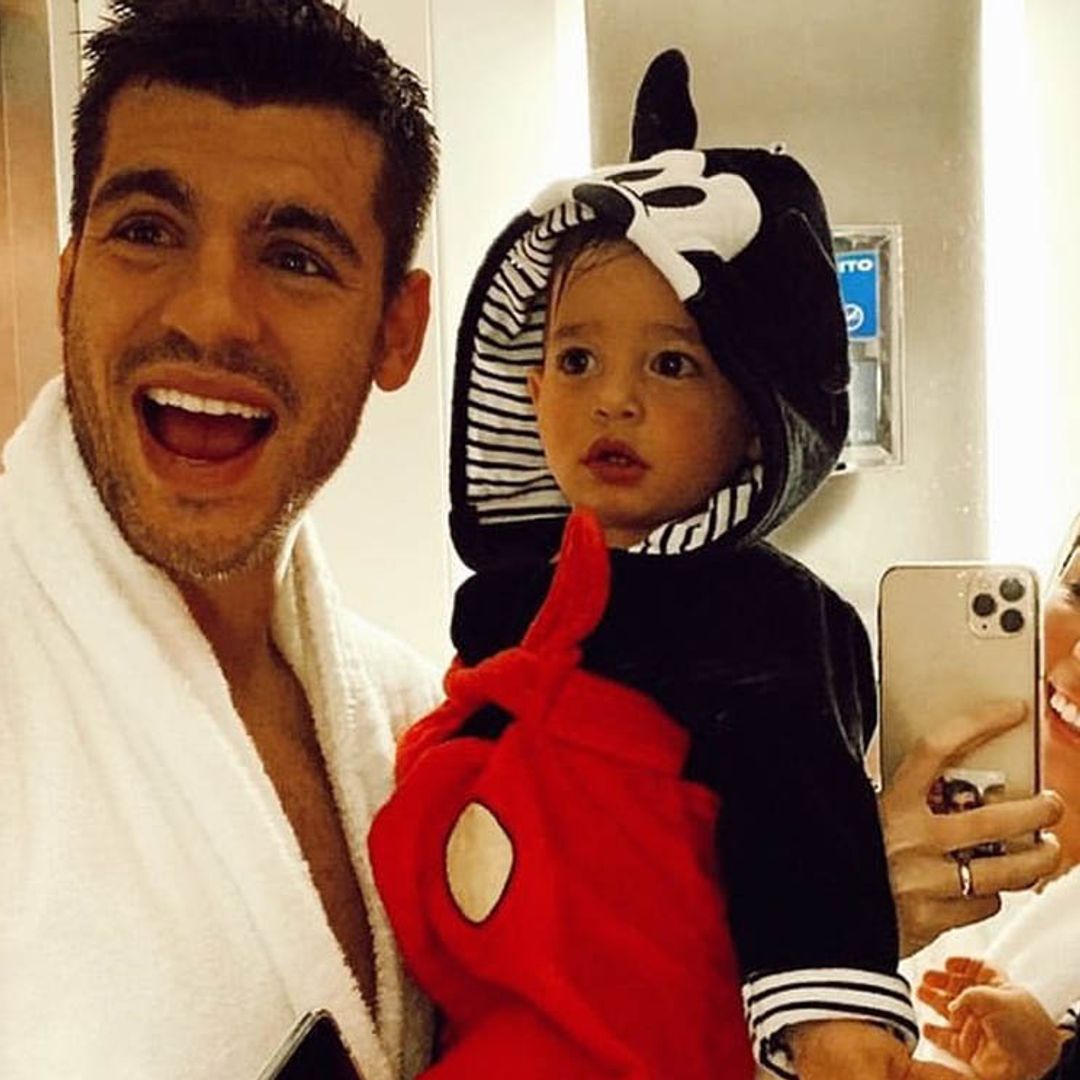 De osito, calabaza o Mickey Mouse… los mil y un pijamas de los mellizos de Alice Campello