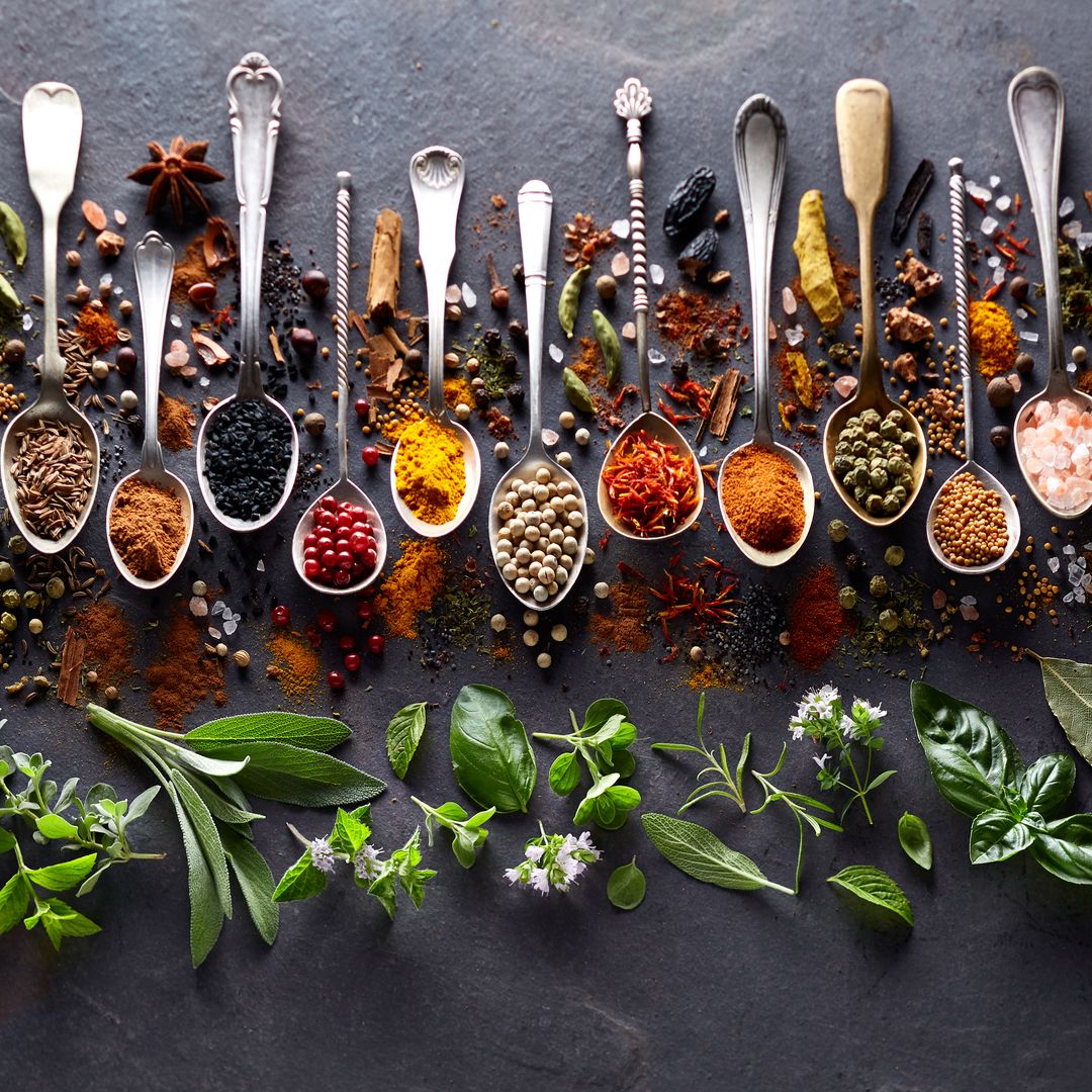Cómo usar hierbas aromáticas y especias en tus platos: consejos para los más novatos de la cocina