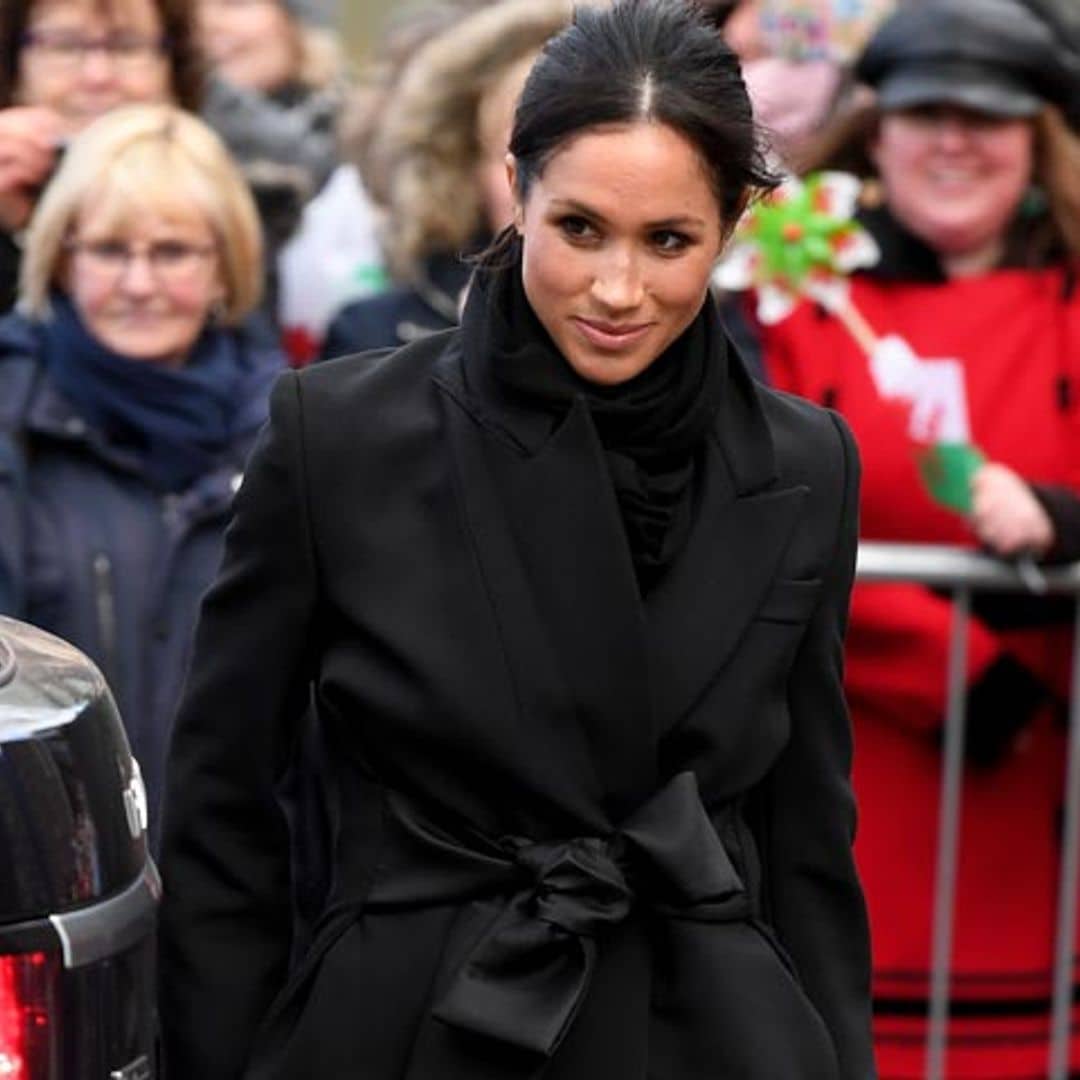 El día que Meghan Markle convirtió un abrigo negro en la prenda más femenina de todas