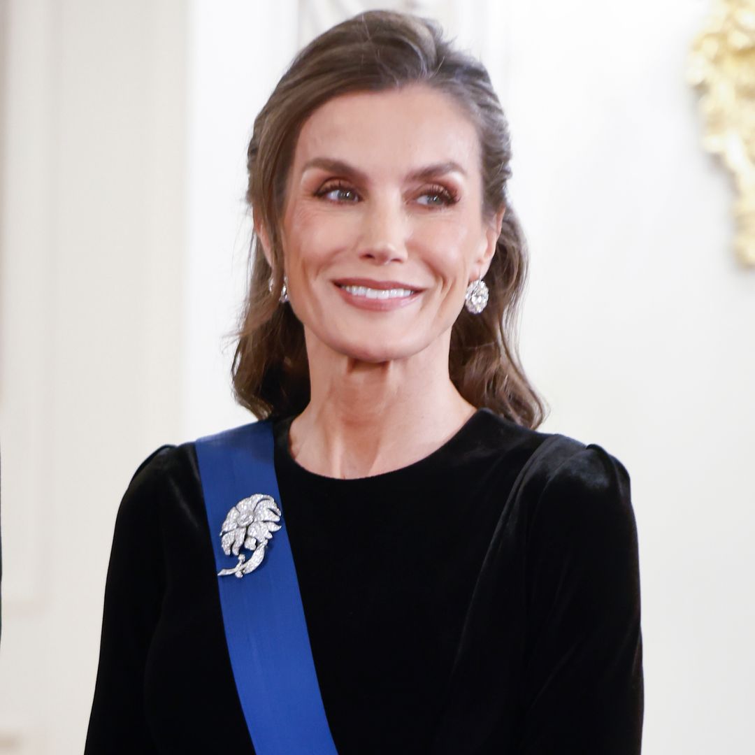 La reina Letizia, imponente en el banquete de Helsinki: recicla un entallado vestido de terciopelo negro y brilla con joyas históricas