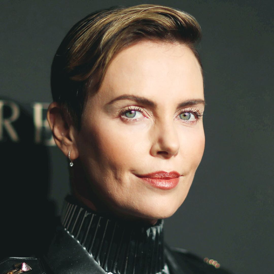 Charlize Theron pide consejo a Jennifer Lopez (y su respuesta no puede ser más inspiradora)