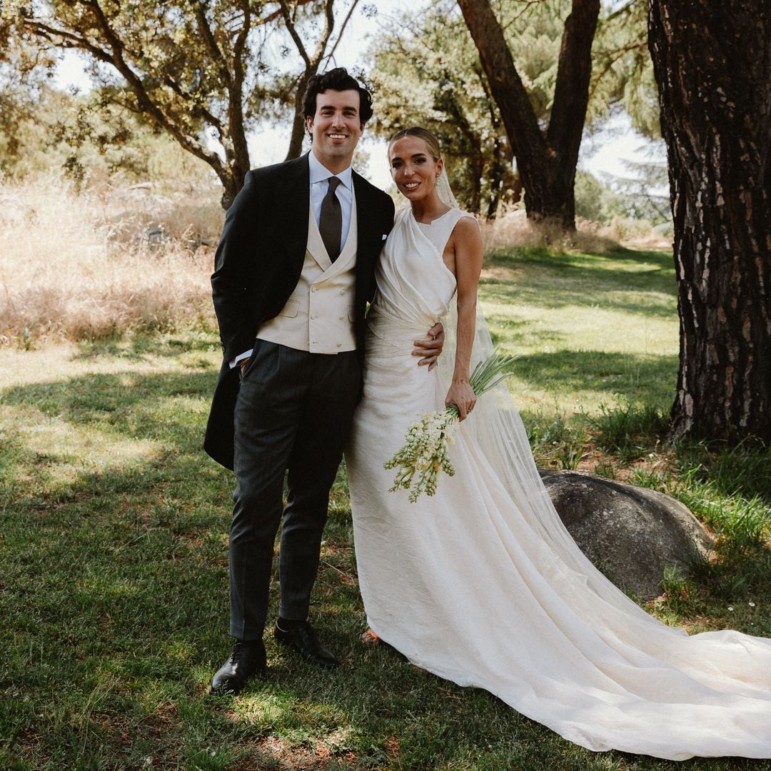 Un vestido de novia de lino y seda con un impresionante escote en la espalda: la boda de Lourdes en Madrid