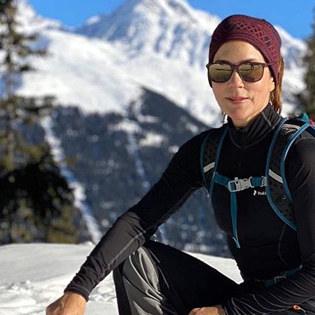 ¡La princesa de las nieves! Mary de Dinamarca se divierte en la montaña con su hijo Vincent y su perrita