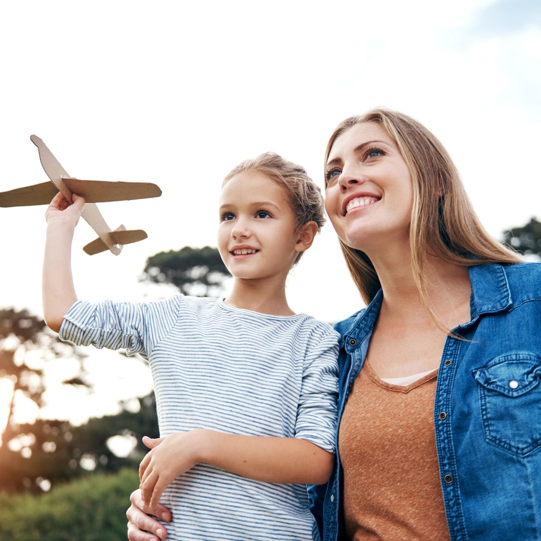 Qué son los padres dron y cómo influyen en la autonomía y la autoestima de sus hijos, según la educadora emocional Cristina Gutiérrez Lestón