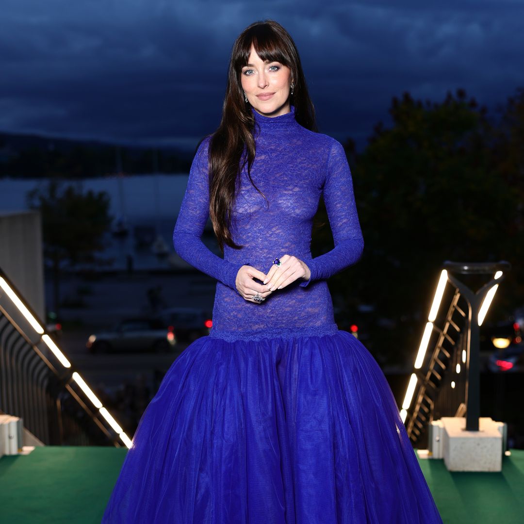 Dakota Johnson luce eléctrica con un vestido transparente de encaje azul y Alta Joyería en Zúrich