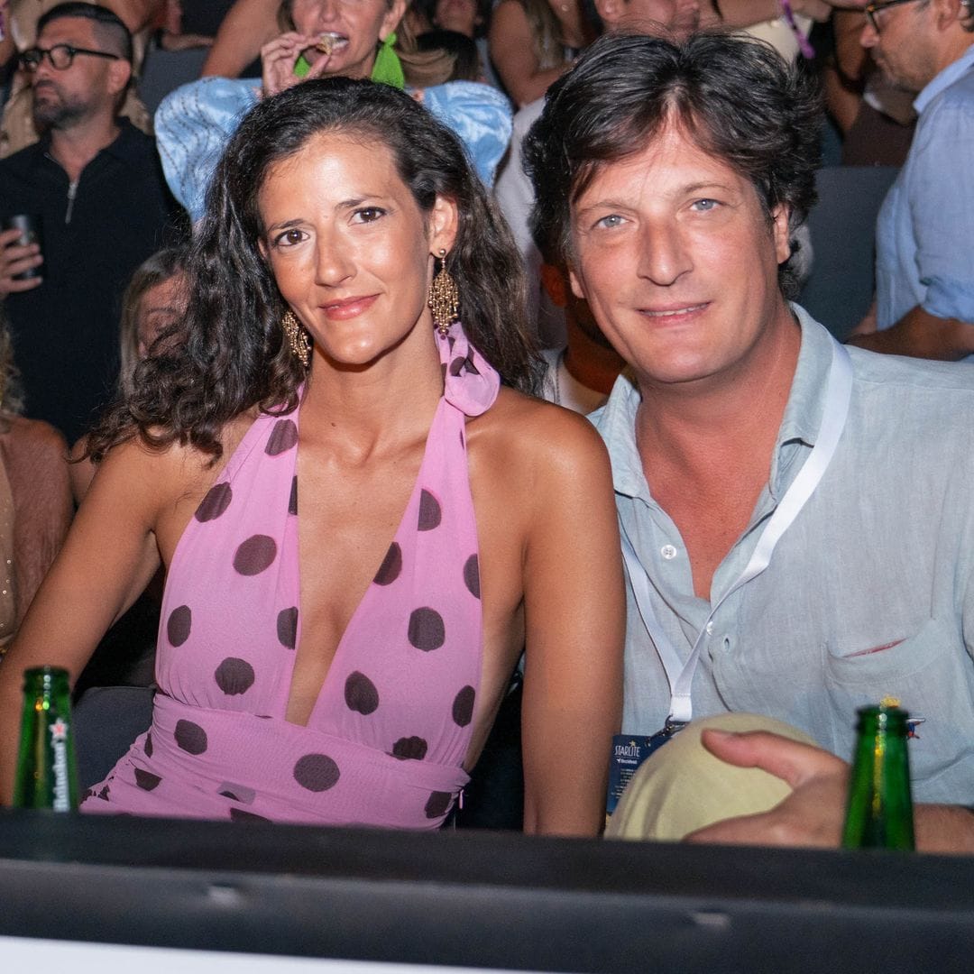Luis Medina y Clara Caruana disfrutan del concierto de Alejandro Fernández en Marbella junto a María del Monte o 'El Cordobés'