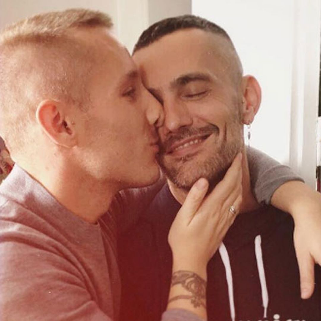 Las caricias que David Delfín recibe de su pareja en su recuperación
