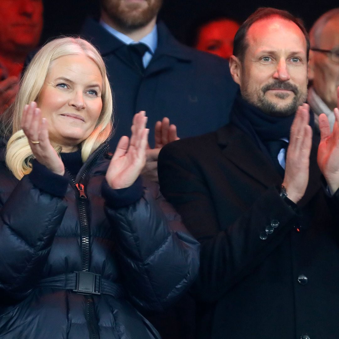 Haakon y Mette-Marit de Noruega, tarde de fútbol en medio de todas las polémicas de Marius Borg