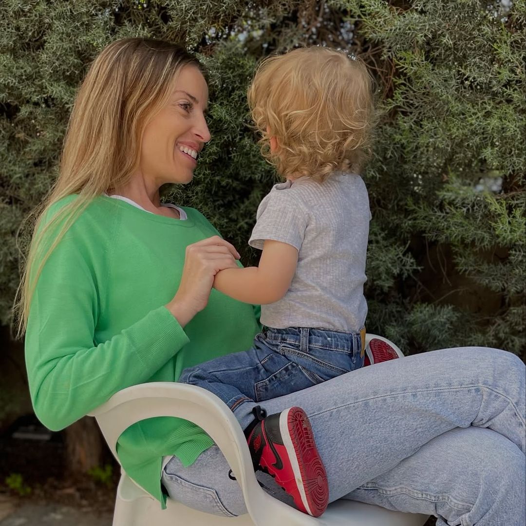 Hugo, hijo de Marta Castro y Fonsi Nieto, empieza la Primaria: la foto en su primer día de cole que revela lo mucho que ha crecido