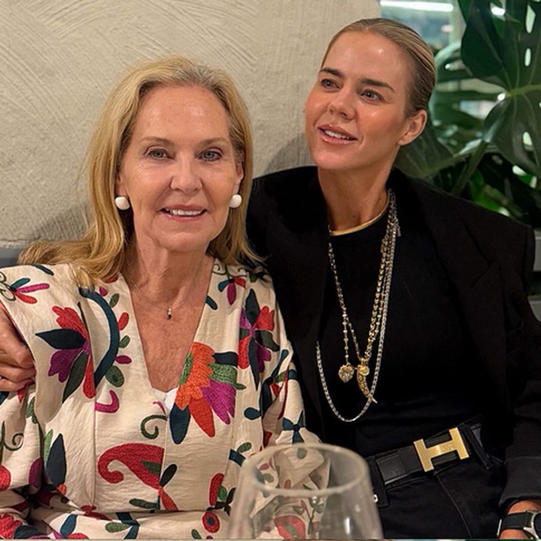 Las imágenes del plan de Amelia Bono con su madre, Ana Rodríguez, y sus hijos: "Cenita en familia"