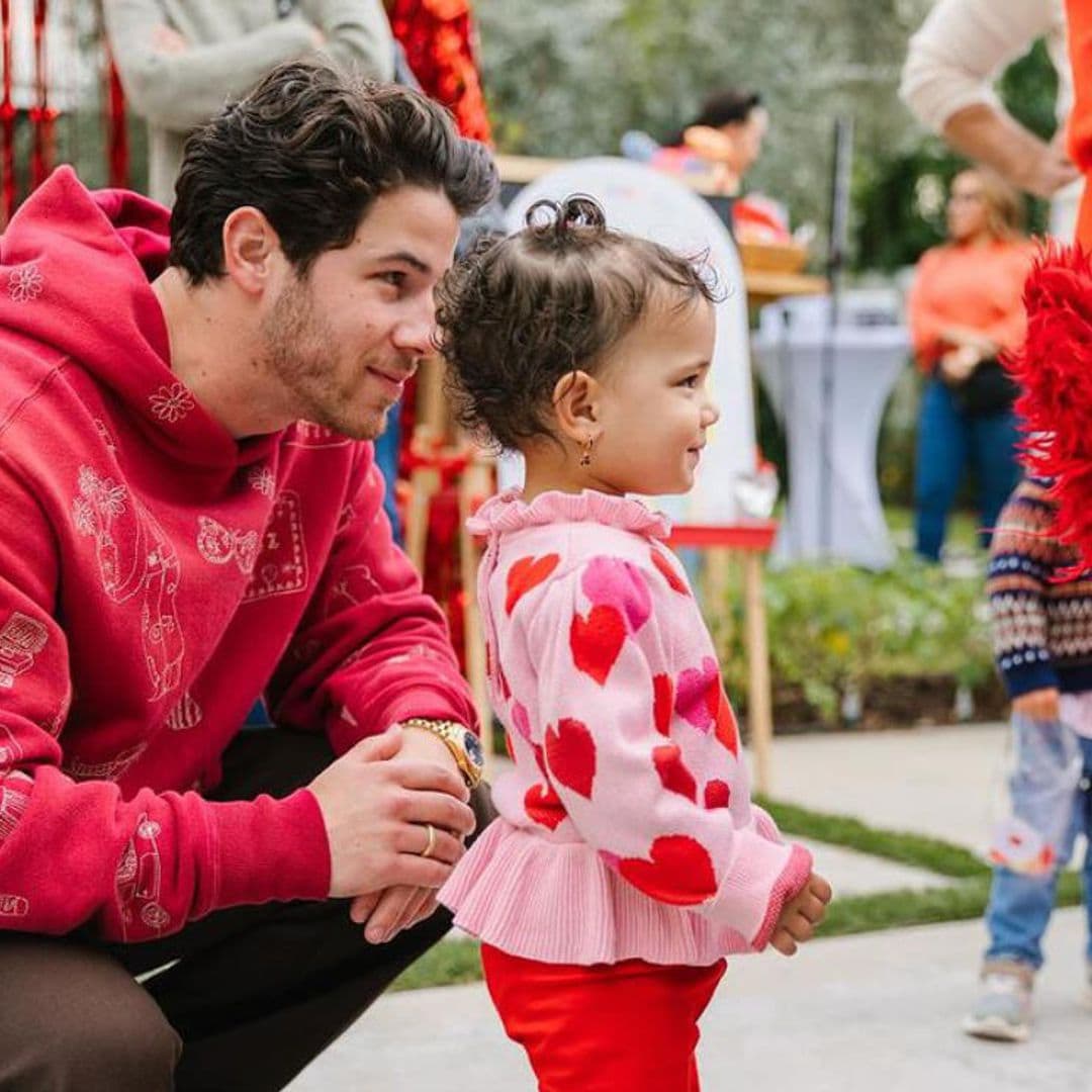 Nick Jonas y Priyanka Chopra celebran los dos años de su pequeña Malti con una fiesta de 'Barrio Sésamo'