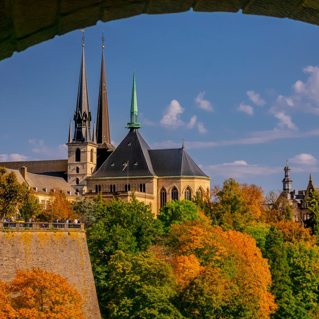 Catedral de Luxemburgo en otoño, en su cripta están enterrados los miembros de la familia ducal